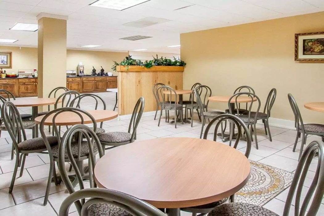 Clarion Inn & Suites University Center 13/27