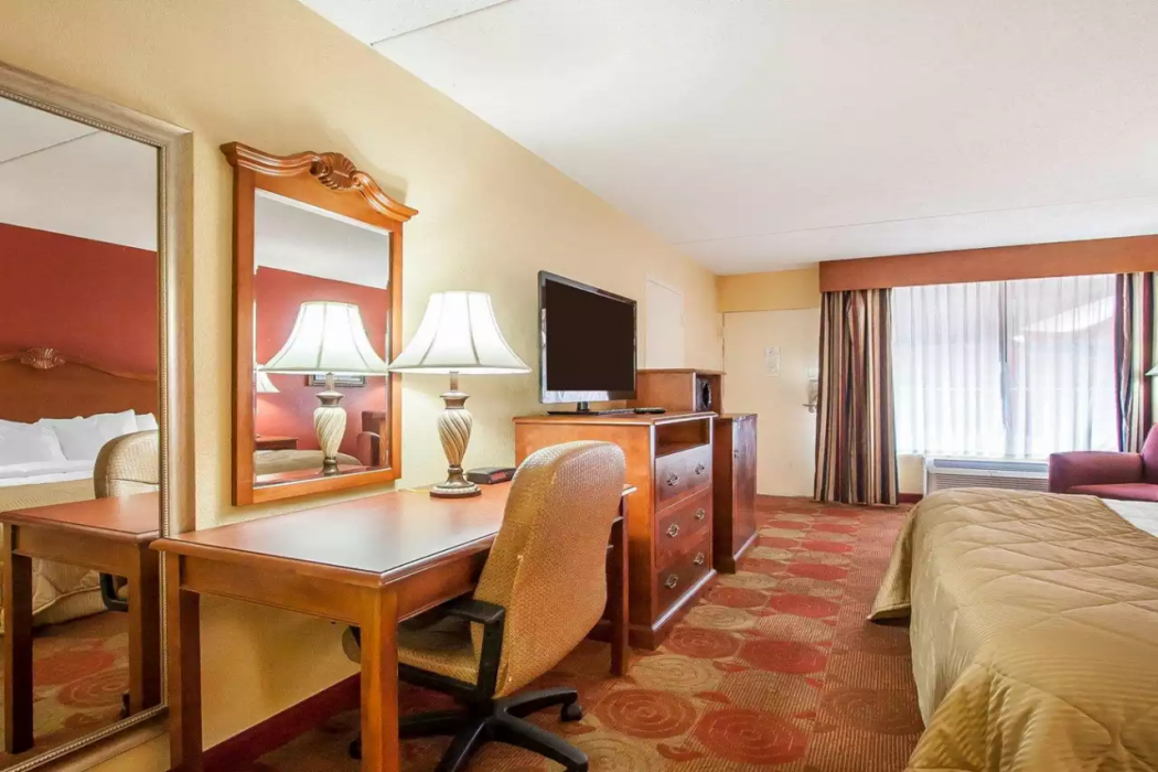 Clarion Inn & Suites University Center 12/27