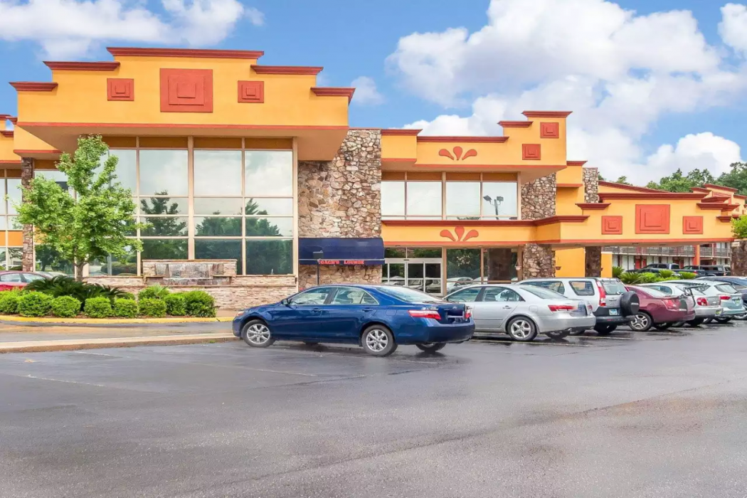 Clarion Inn & Suites University Center 1/27