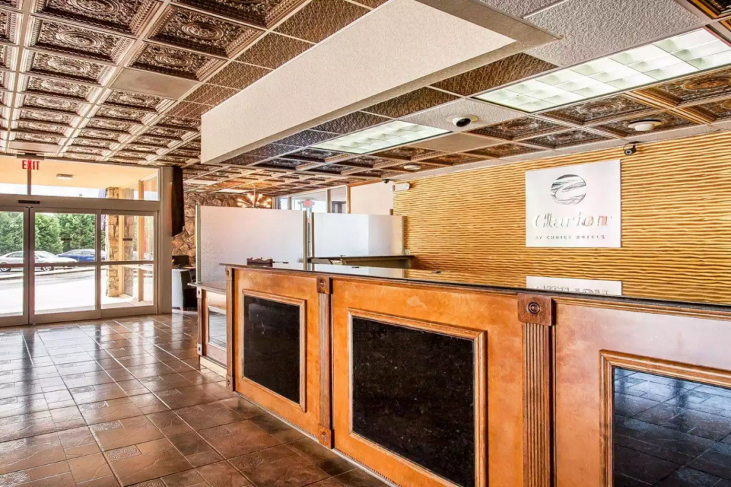 Clarion Inn & Suites University Center 3/27