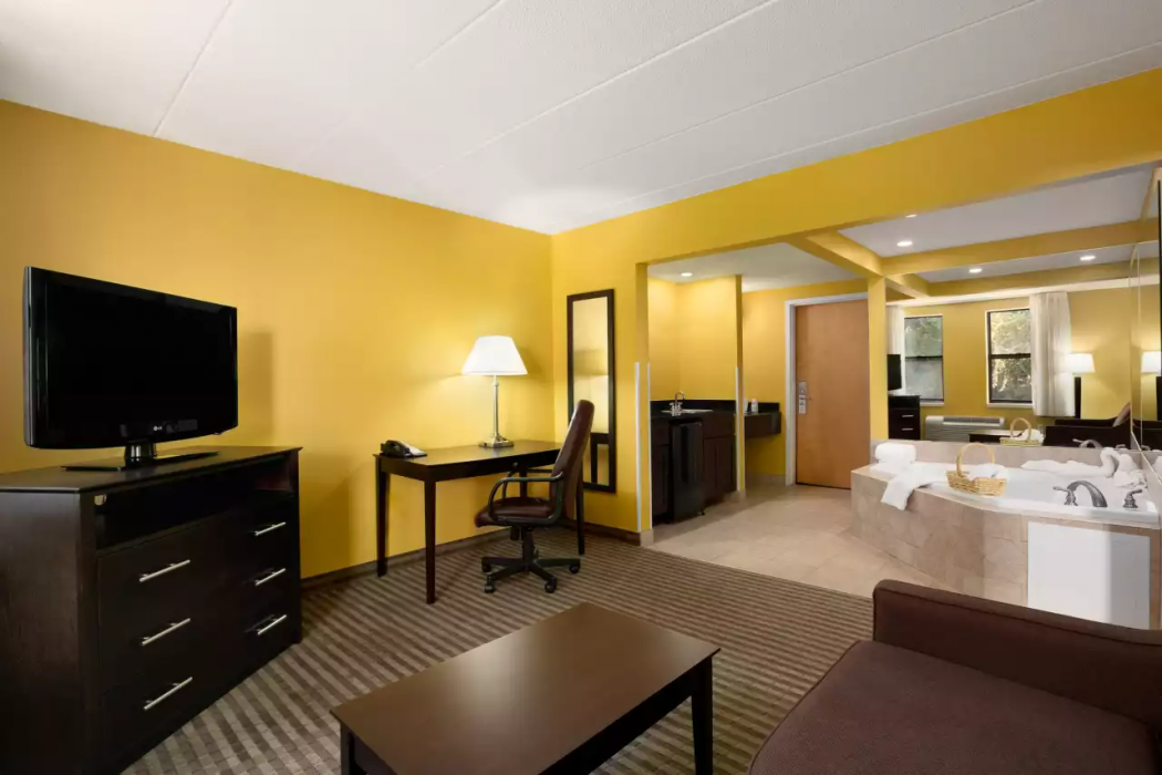 Red Roof Inn & Suites Middleborough 10/40