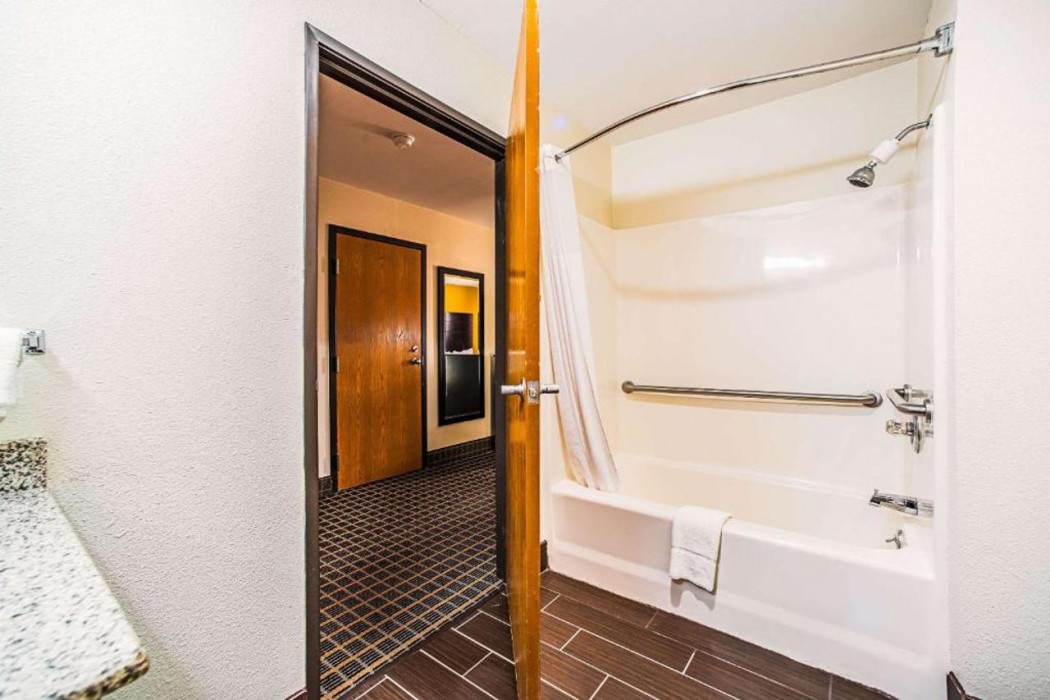 Quality Inn Carbondale University Area 7/26