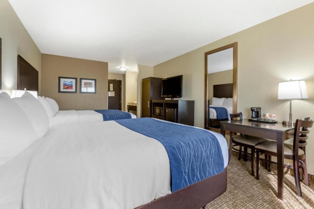 Comfort Inn and Suites Surprise Near Sun City West 14/55