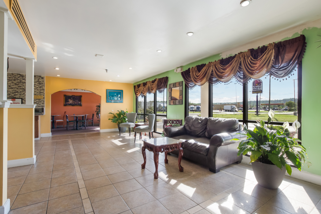 Econo Lodge Inn & Suites Brooks - Louisville South 6/23