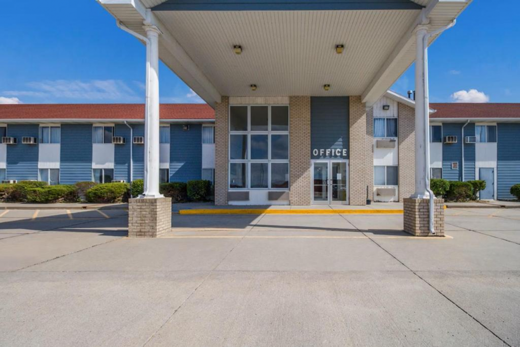 Alliance Hotel & Suites, a Howard Johnson by Wyndham 1/58