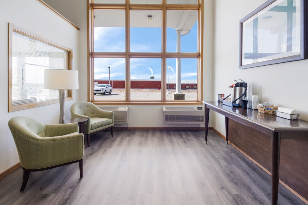 Alliance Hotel & Suites, a Howard Johnson by Wyndham 5/58