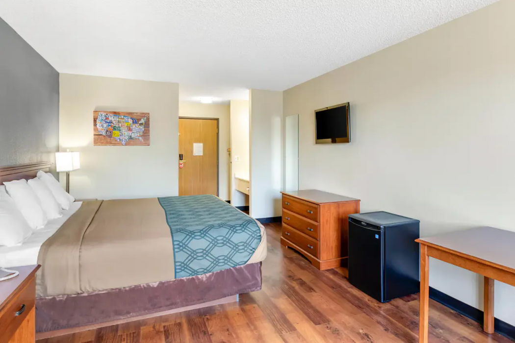 Econo Lodge Longmont East 8/17
