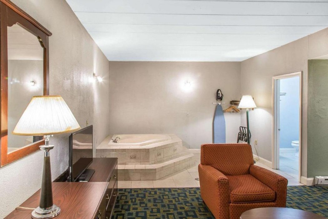 Econo Lodge Cranston - Providence 10/31