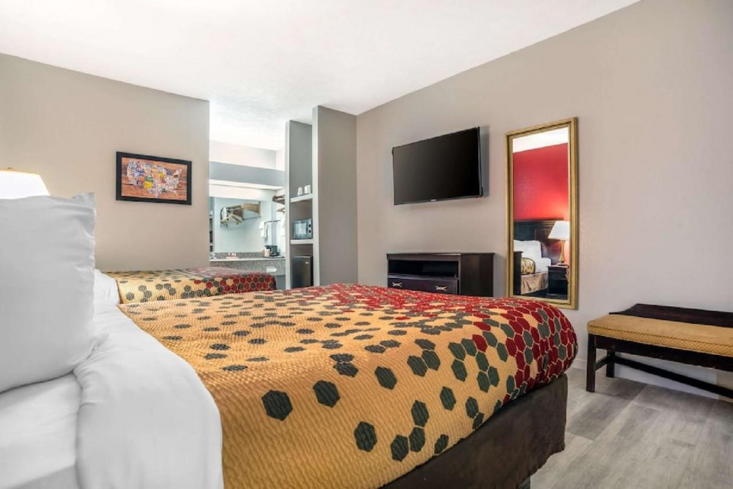 Econo Lodge Inn & Suites Philadelphia MS 24/80