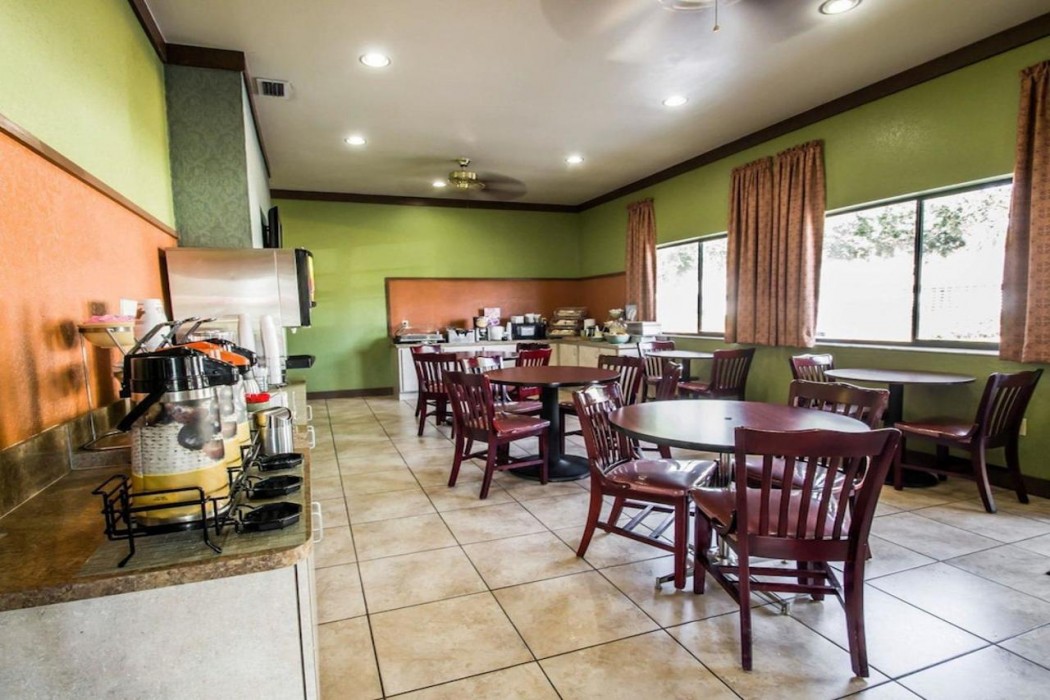 Quality Inn Orange City near Blue Spring State Park 24/33