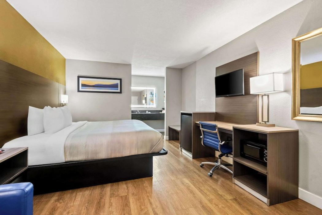 Quality Inn Orange City near Blue Spring State Park 12/33