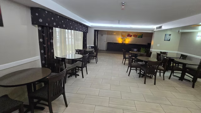 Copley Inn & Suites By OYO Akron OH 14/74