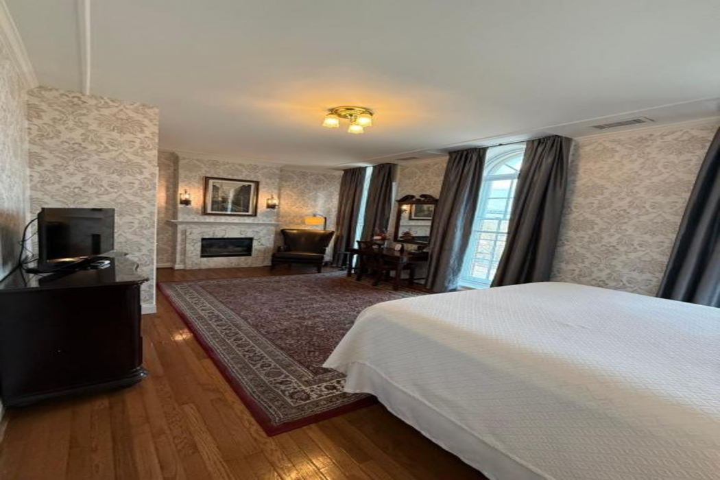 Penn's View Hotel 9/37