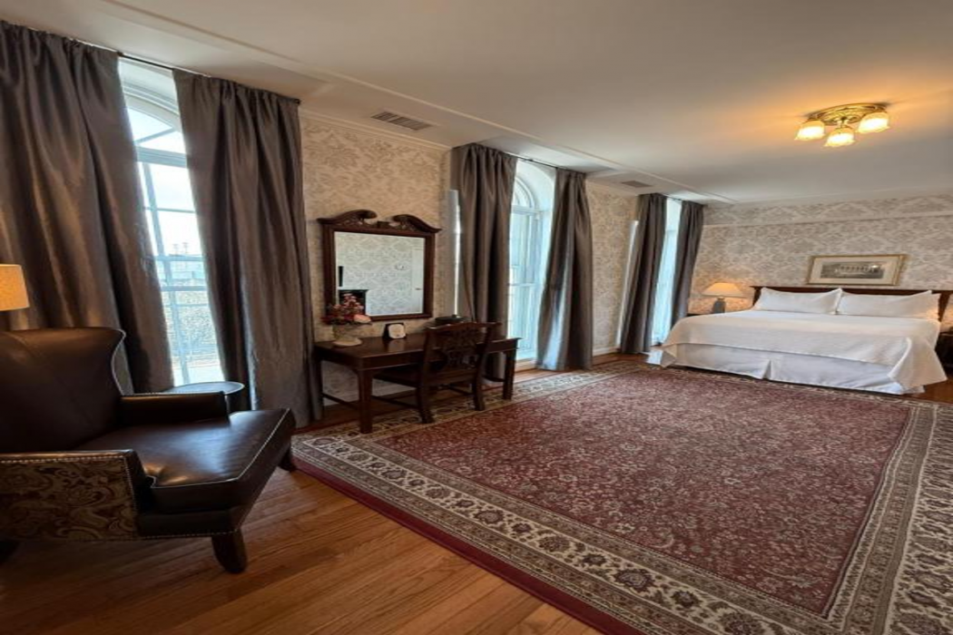Penn's View Hotel 8/37