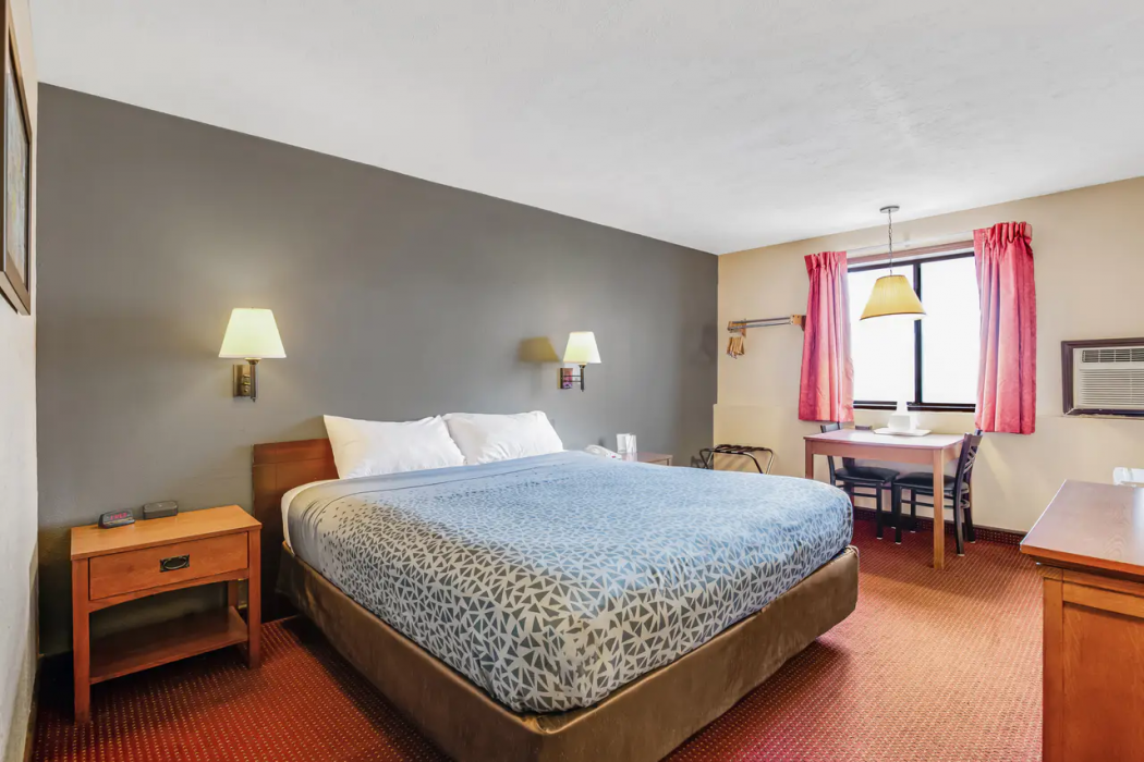 Econo Lodge Junction City I-70 Near Fort Riley 4/11