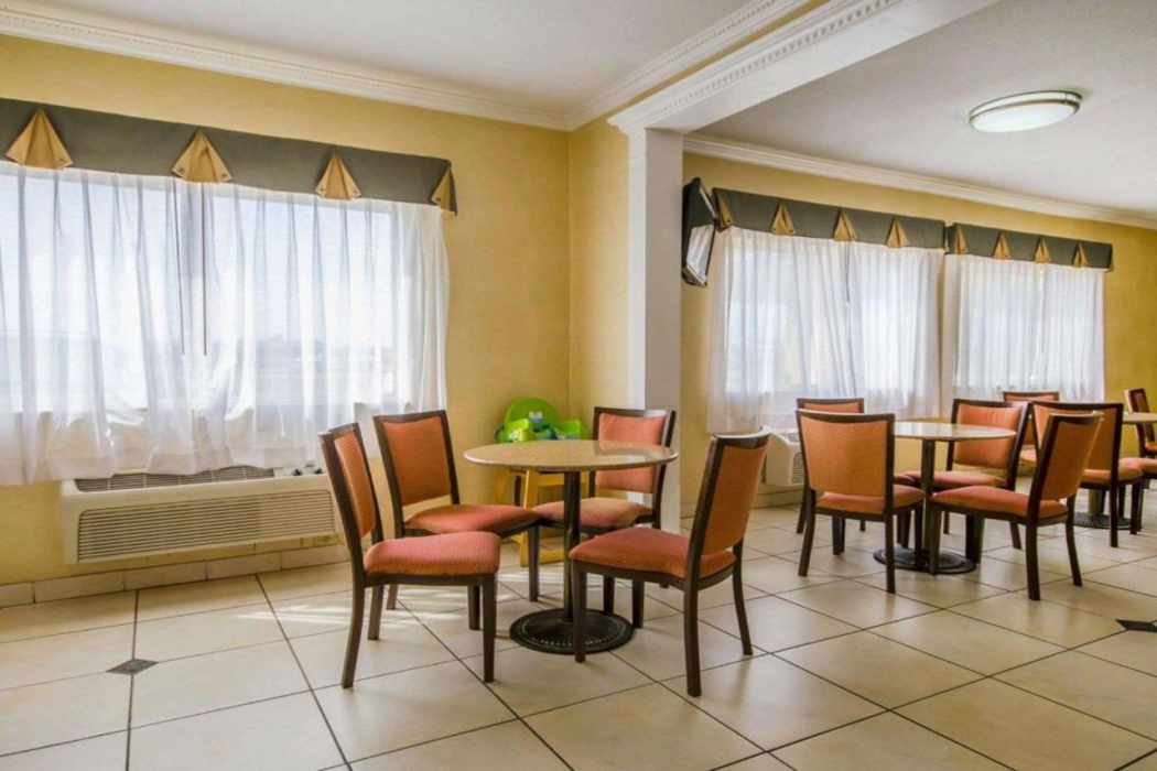 Quality Inn Evansville Eastland Area 13/22