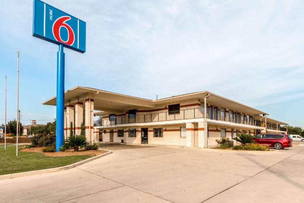Motel6 San Antonio, TX - South WW White Rd photo1