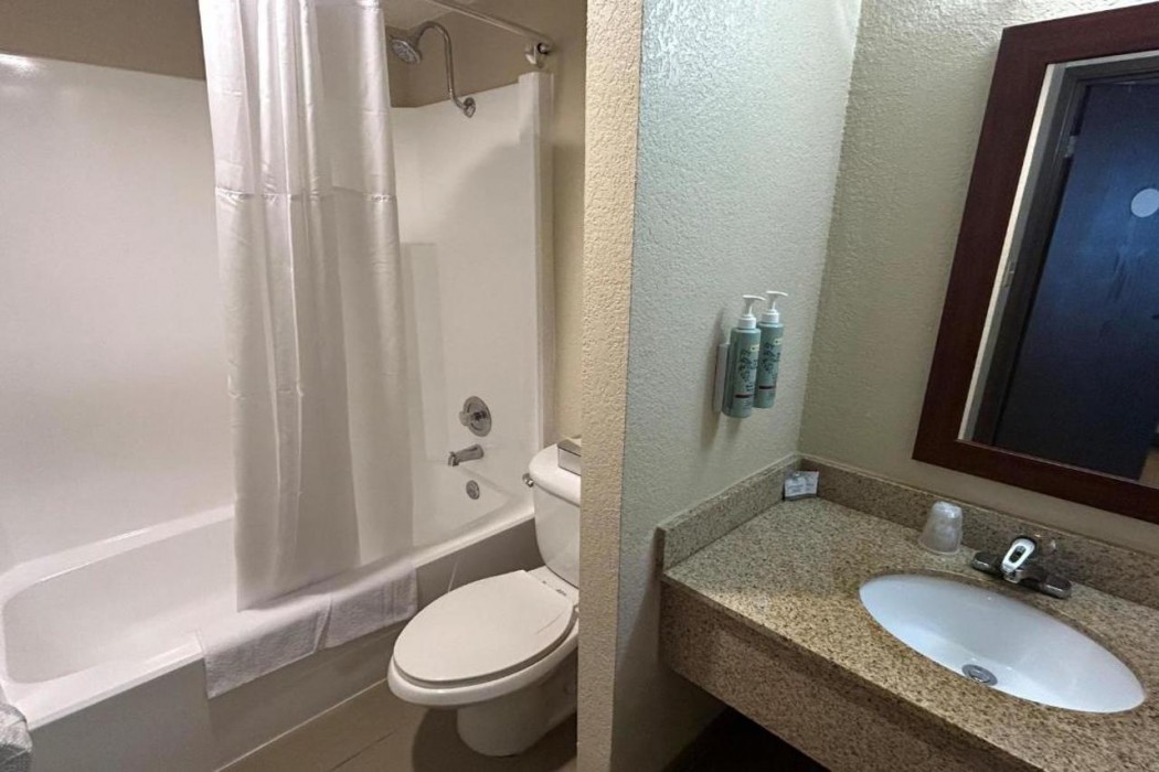 Best Western Rochelle Inn & Suites near DeKalb 30/33