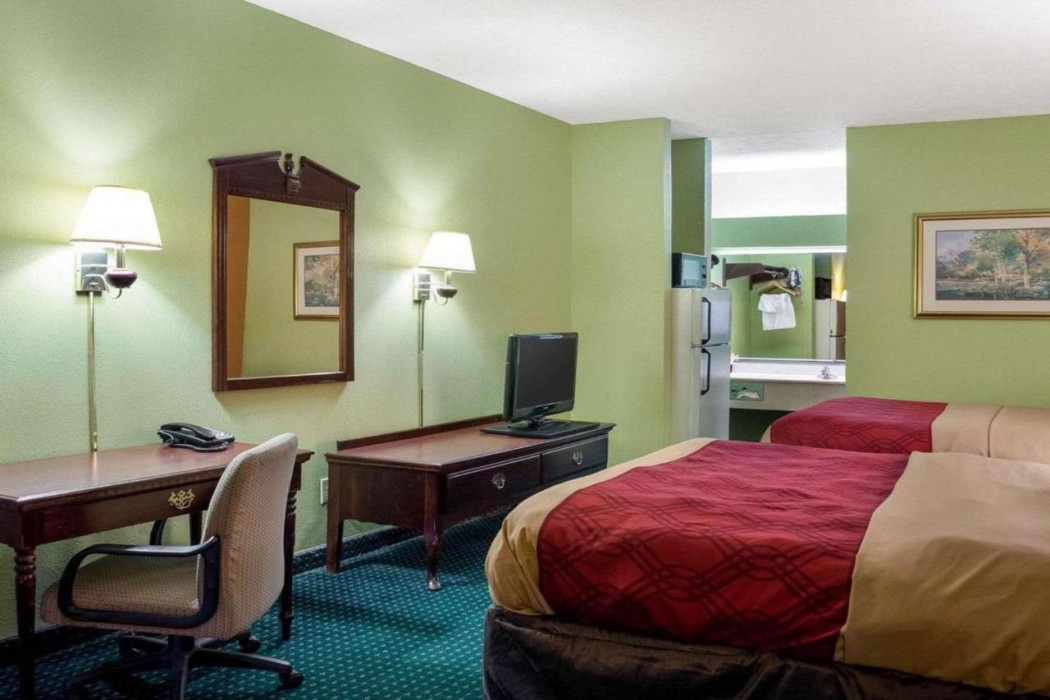 Econo Lodge Canton I-55 16/27