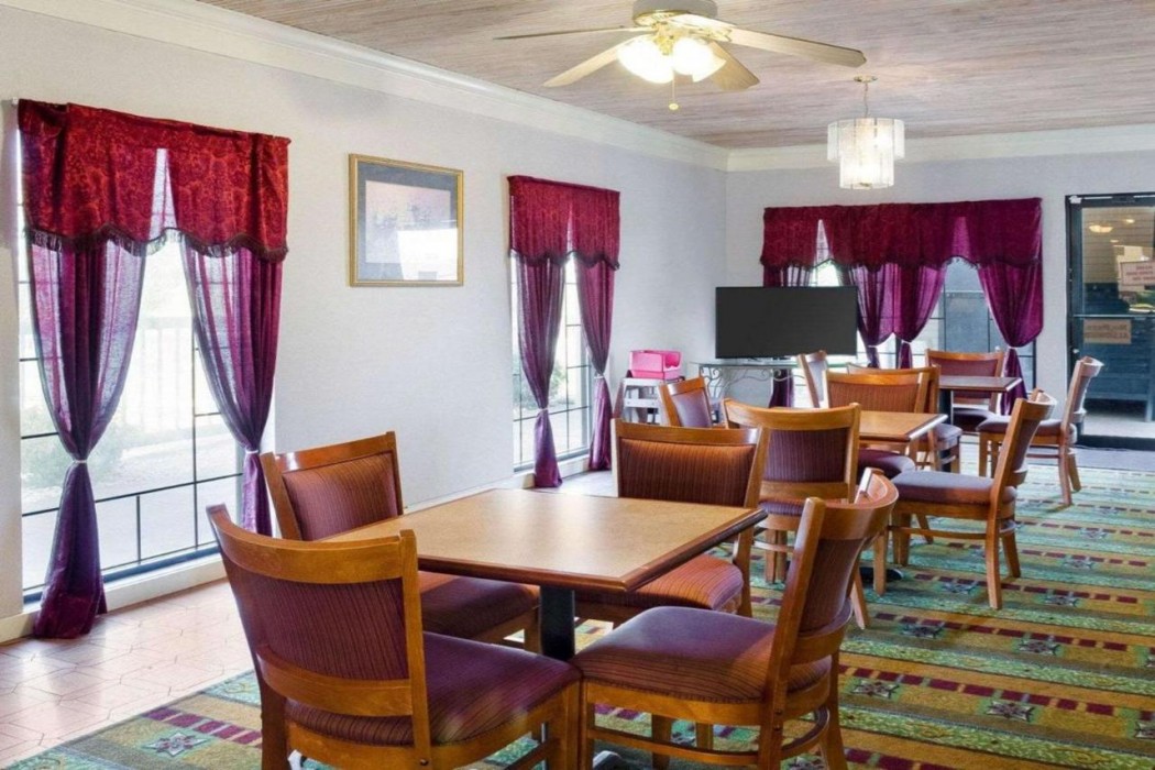 Econo Lodge Canton I-55 19/27