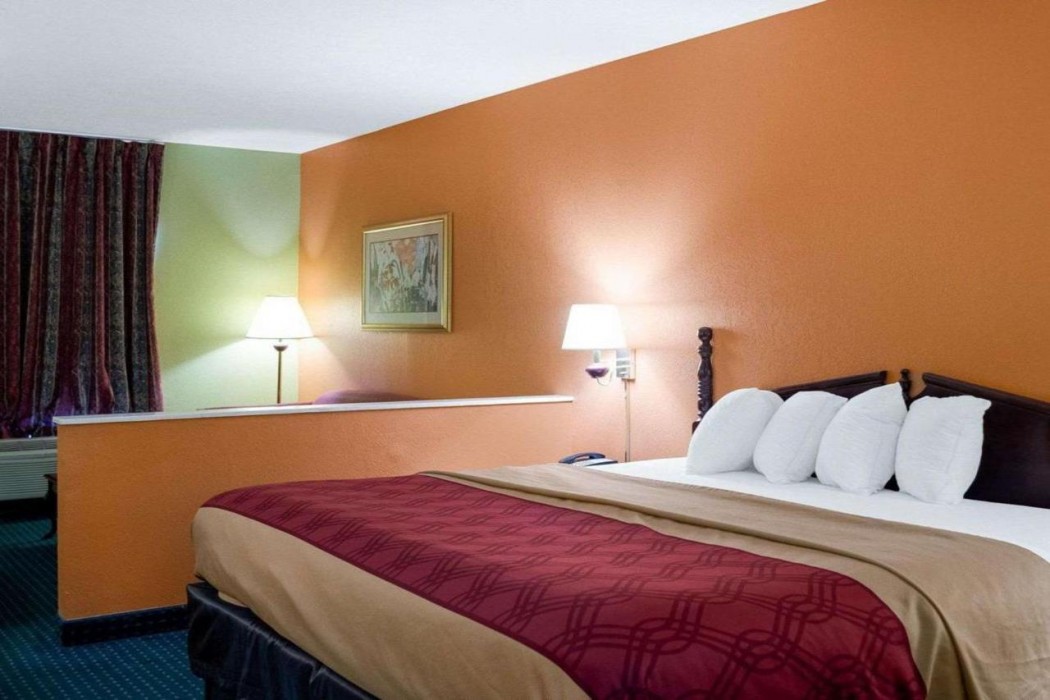 Econo Lodge Canton I-55 13/27