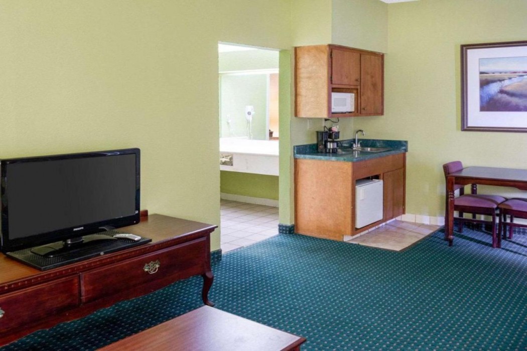 Econo Lodge Canton I-55 12/27