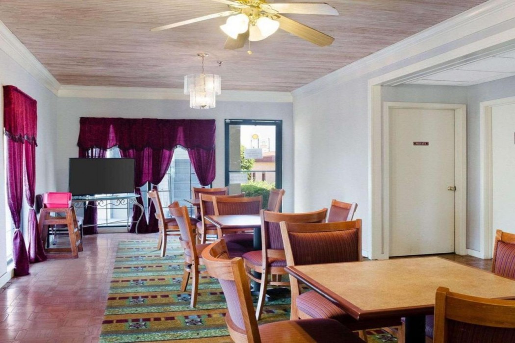 Econo Lodge Canton I-55 18/27