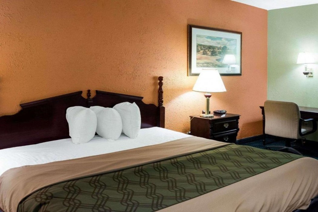 Econo Lodge Canton I-55 17/27