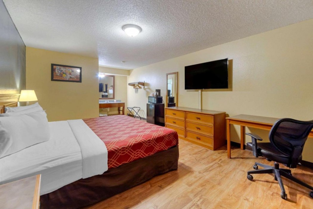 Econo Lodge Pryor 16/58