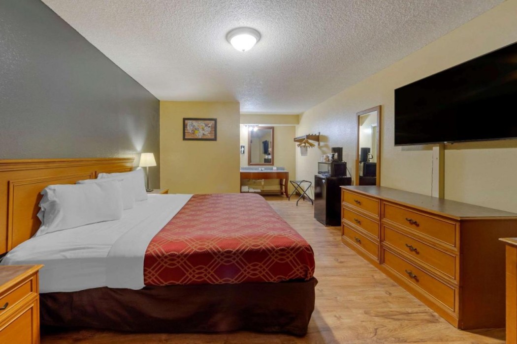 Econo Lodge Pryor 13/58