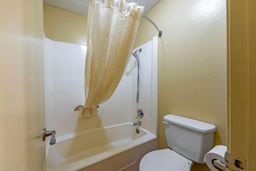 Econo Lodge Pryor 18/58