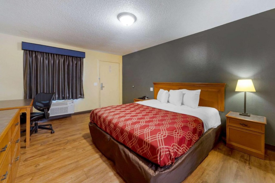 Econo Lodge Pryor 14/58