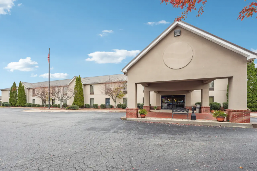 Quality Inn & Suites Dawsonville GA 1/40