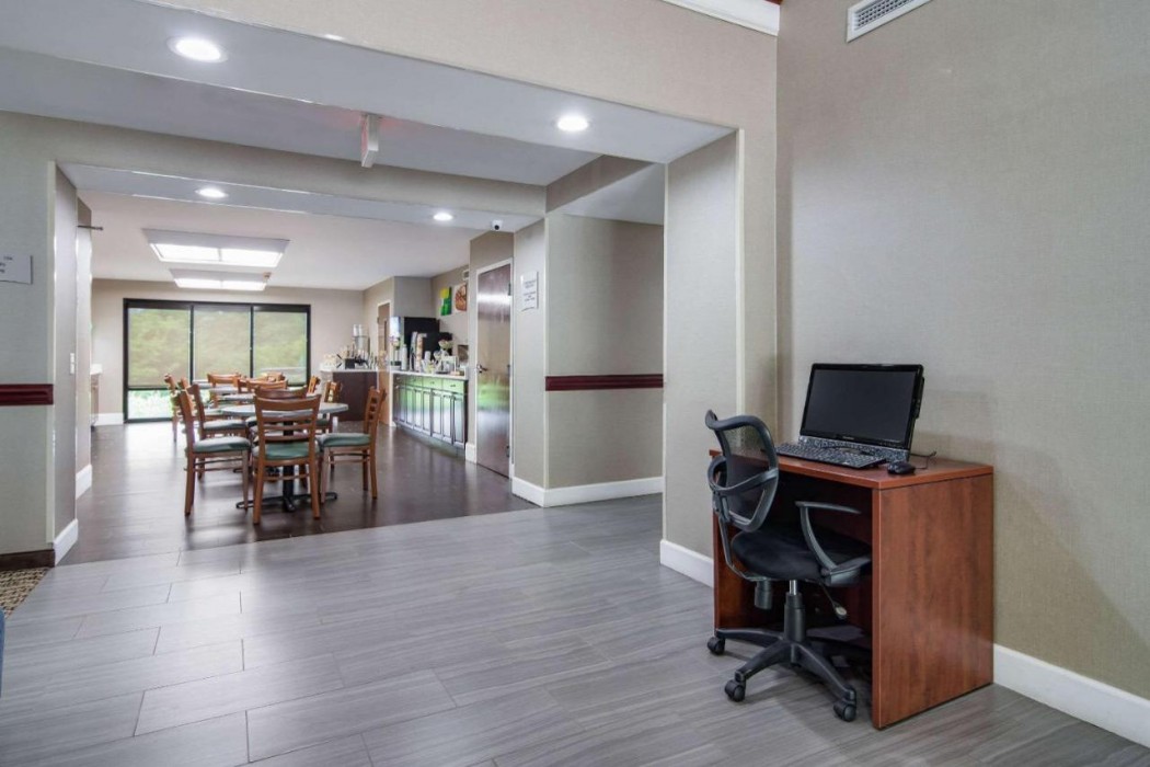 Quality Inn and Suites Canton, GA 13/25