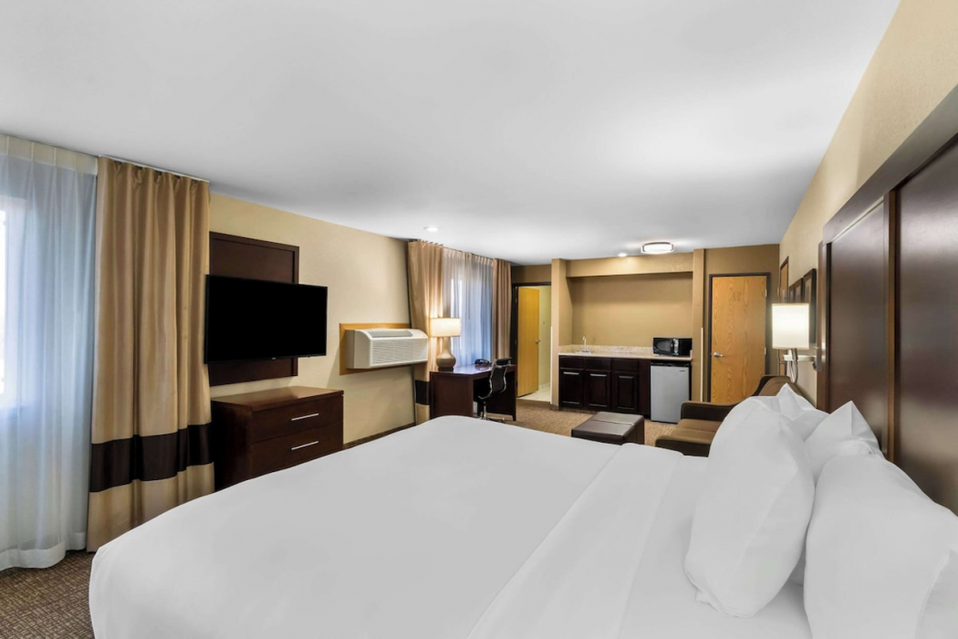 Comfort Inn & Suites Greeley, CO 8/54