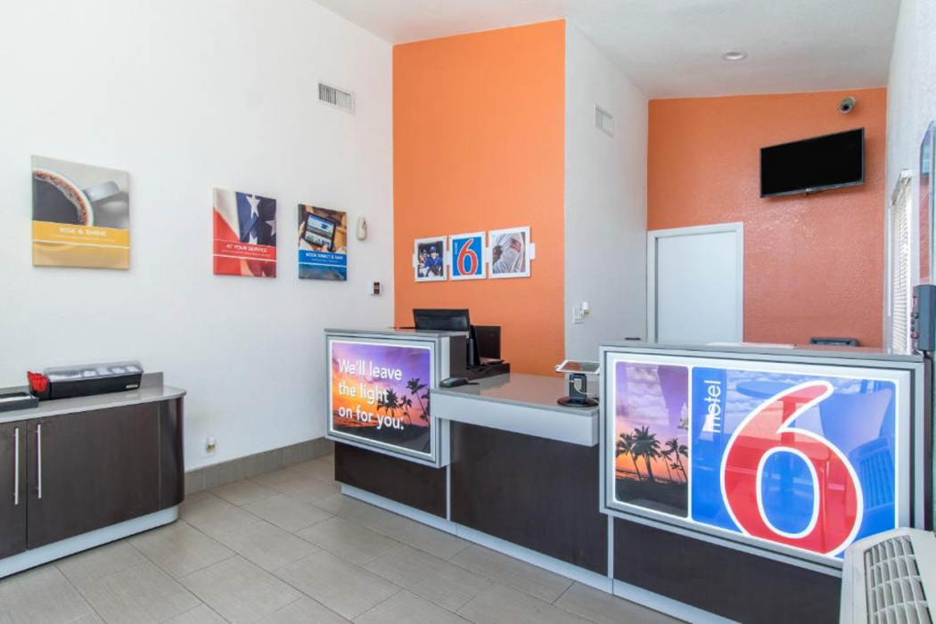 Motel6 Bakersfield, CA - Central photo5