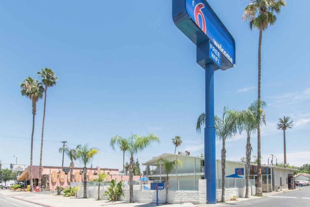 Motel6 Bakersfield, CA - Central photo2