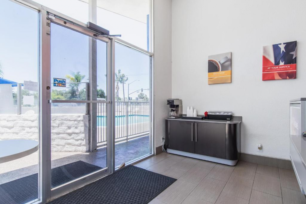 Motel6 Bakersfield, CA - Central 6/44