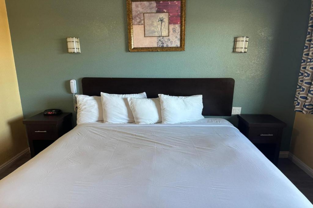 Hotel Avenida - Oceanside Camp Pendleton 8/30