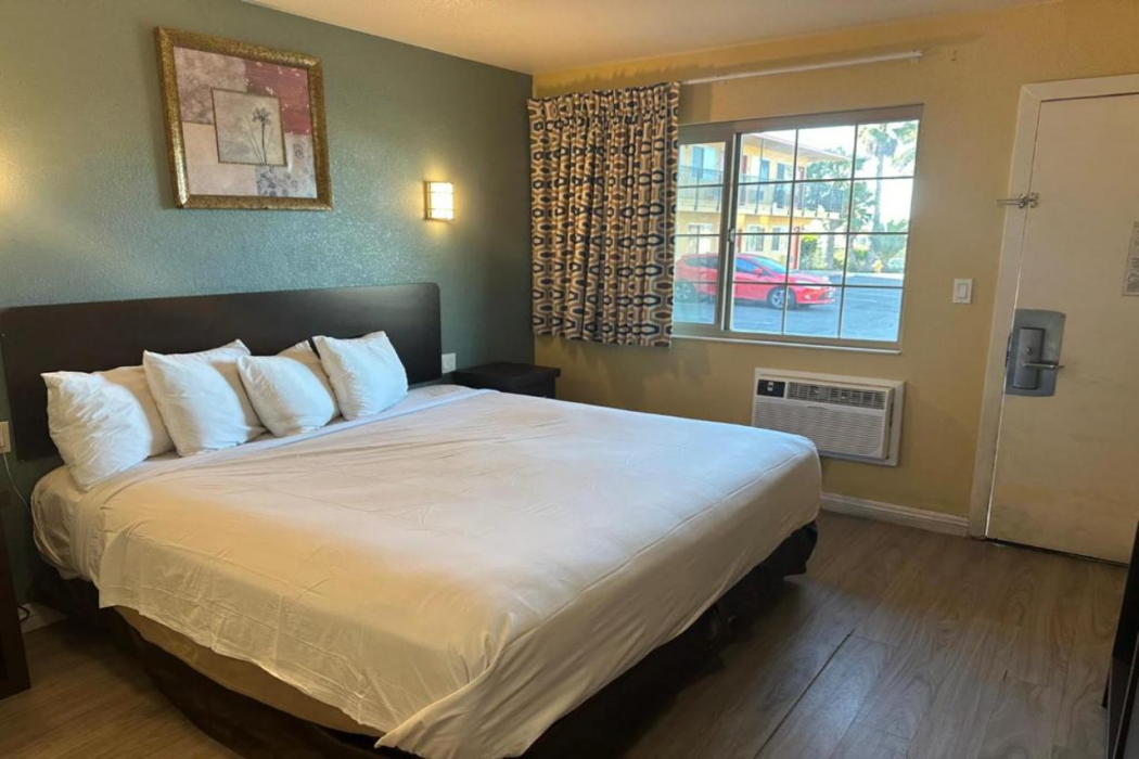 Hotel Avenida - Oceanside Camp Pendleton 9/30