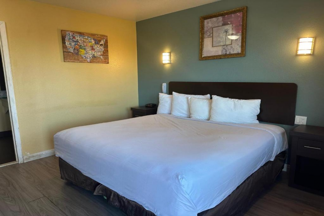 Hotel Avenida - Oceanside Camp Pendleton 7/30