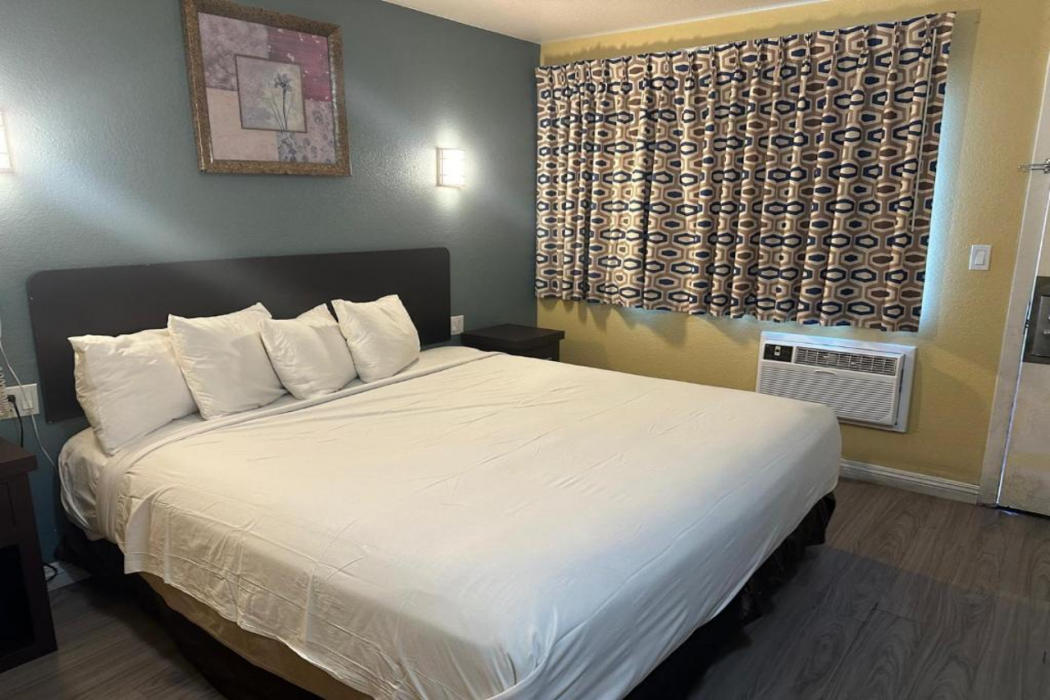 Hotel Avenida - Oceanside Camp Pendleton 10/30