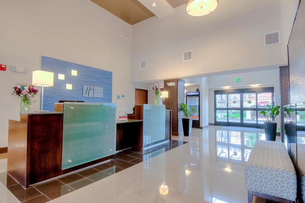 Holiday Inn Express Hotel & Suites Carlsbad Beach 2/45