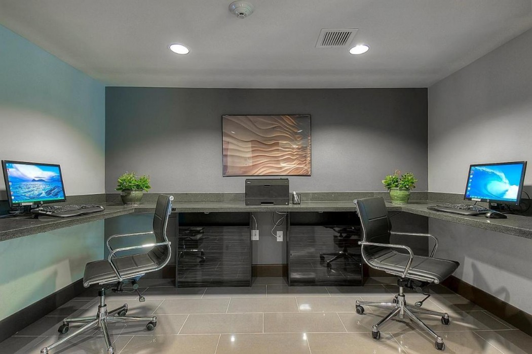 Holiday Inn Express Hotel & Suites Carlsbad Beach 11/45