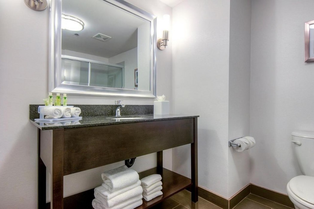 Holiday Inn Express Hotel & Suites Carlsbad Beach 10/45
