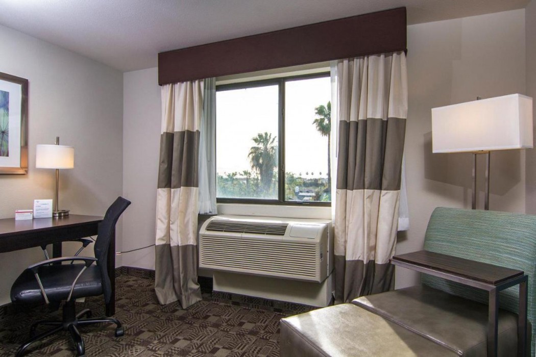 Holiday Inn Express Hotel & Suites Carlsbad Beach 9/45
