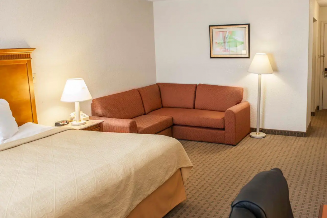 Lafayette Inn & Suites 18/48