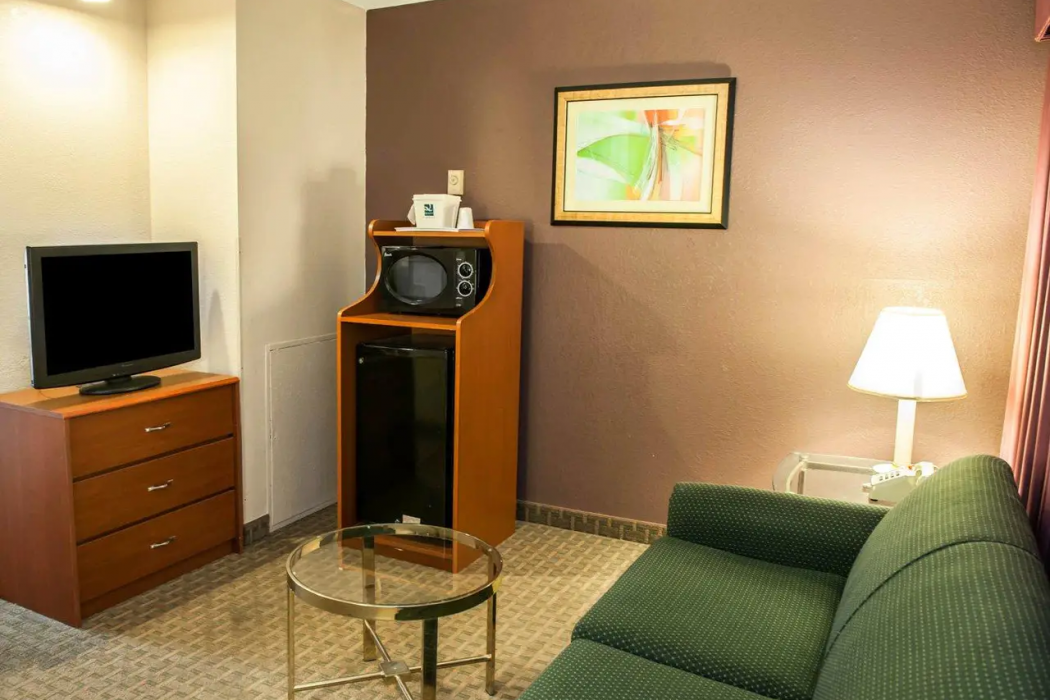 Lafayette Inn & Suites 19/48
