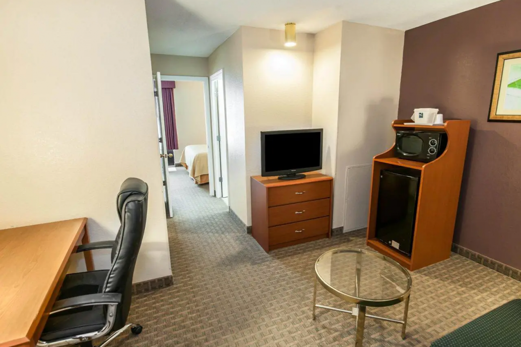 Lafayette Inn & Suites 16/48