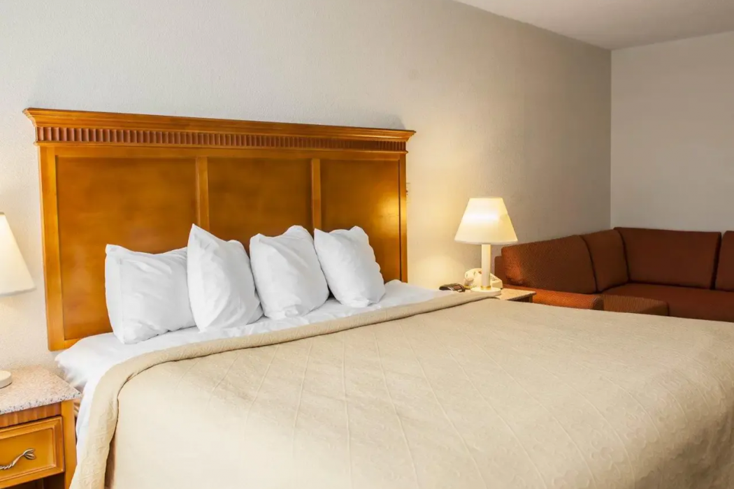 Lafayette Inn & Suites 11/48
